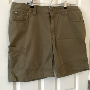 Men’s flat-front shorts